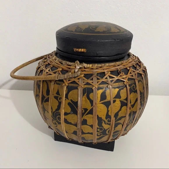Vintage Hand Made Asian Basket with handle and lid - Picture 3 of 13